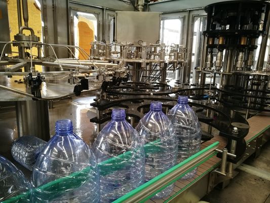 0.5L بلاستيك PET 32000 BPH آلات تعبئة المياه المعبأة في زجاجات