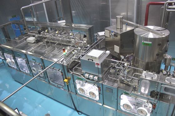 آلة تعبئة الباردة المعقمة 30000BPH لعصير المشروبات